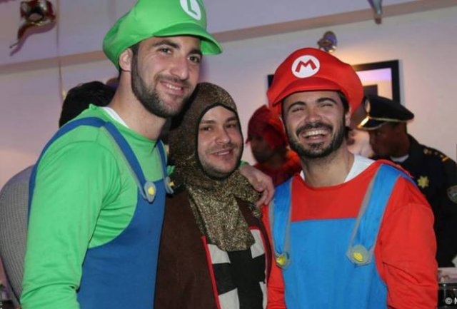 Carnevale in casa Napoli_ Higuain si veste da Luigi • Videogamer ___.jpg