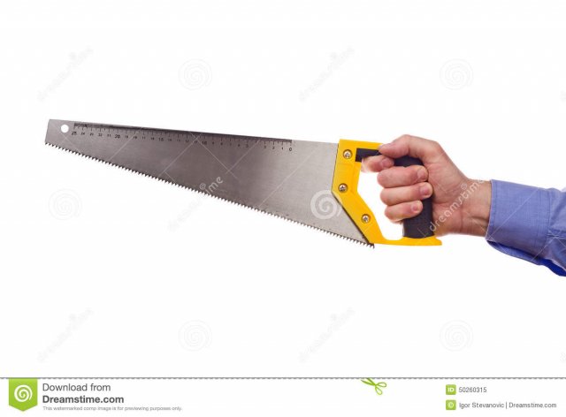 la-tenuta-della-mano-del-lavoratore-maschio-crosscut-la-sega-mano-50260315.jpg