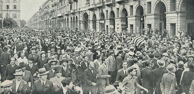 640px-FBC_Juventus_-_1935_-_Tifosi_(Torino_Porta_Nuova).jpg.d8ec4d5c7454983ddc4af940b2db15cf.jpg