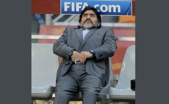 maradonatoccapalle2.jpg.0575a70d98b4a89614e15cb5599273c5.jpg