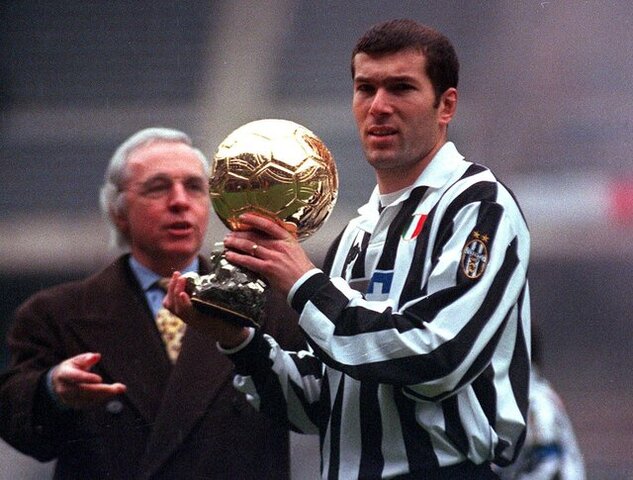 Zinédine_Zidane_(Juventus_FC)_-_Pallone_d'oro_1998.jpg