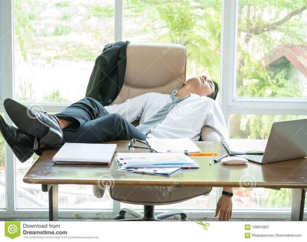 uomo-d-affari-stanco-che-dorme-nell-ufficio-109913807.jpg
