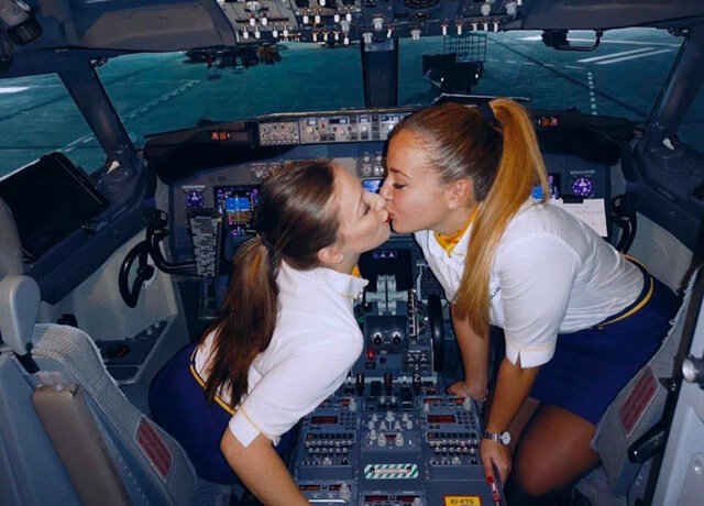 flightcrew-03.jpg.c0849178d5bbf004c3da7da5f12487b7.jpg